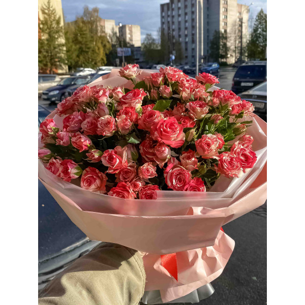 9 кустовых роз в упаковке