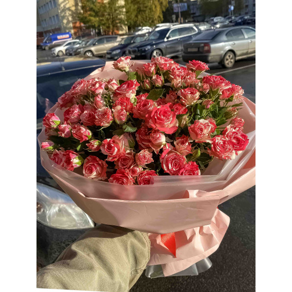 9 кустовых роз в упаковке
