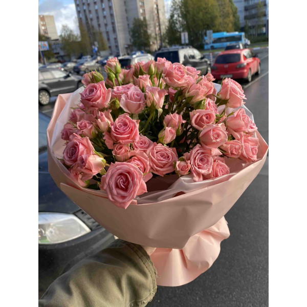 кустовые розы  в упаковке